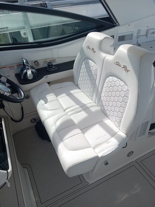 Boat Charter 32' 2020 Sea Ray Sundancer