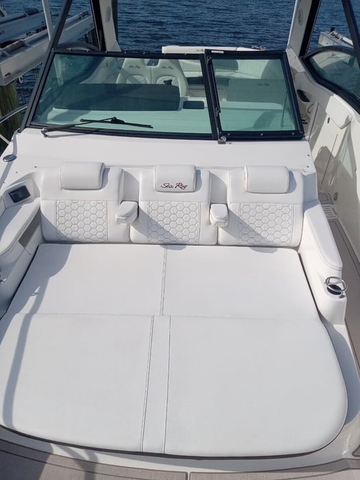 Boat Charter 32' 2020 Sea Ray Sundancer